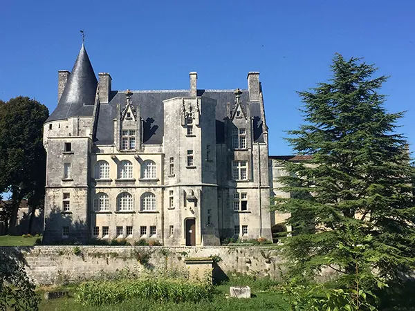 Camping Du Petit Bonheur : Alentours Chateau De Crazannes